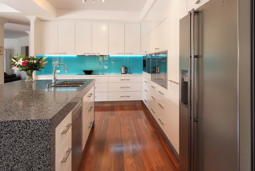 Pops of Colour vs Pure White Kitchen Splashback